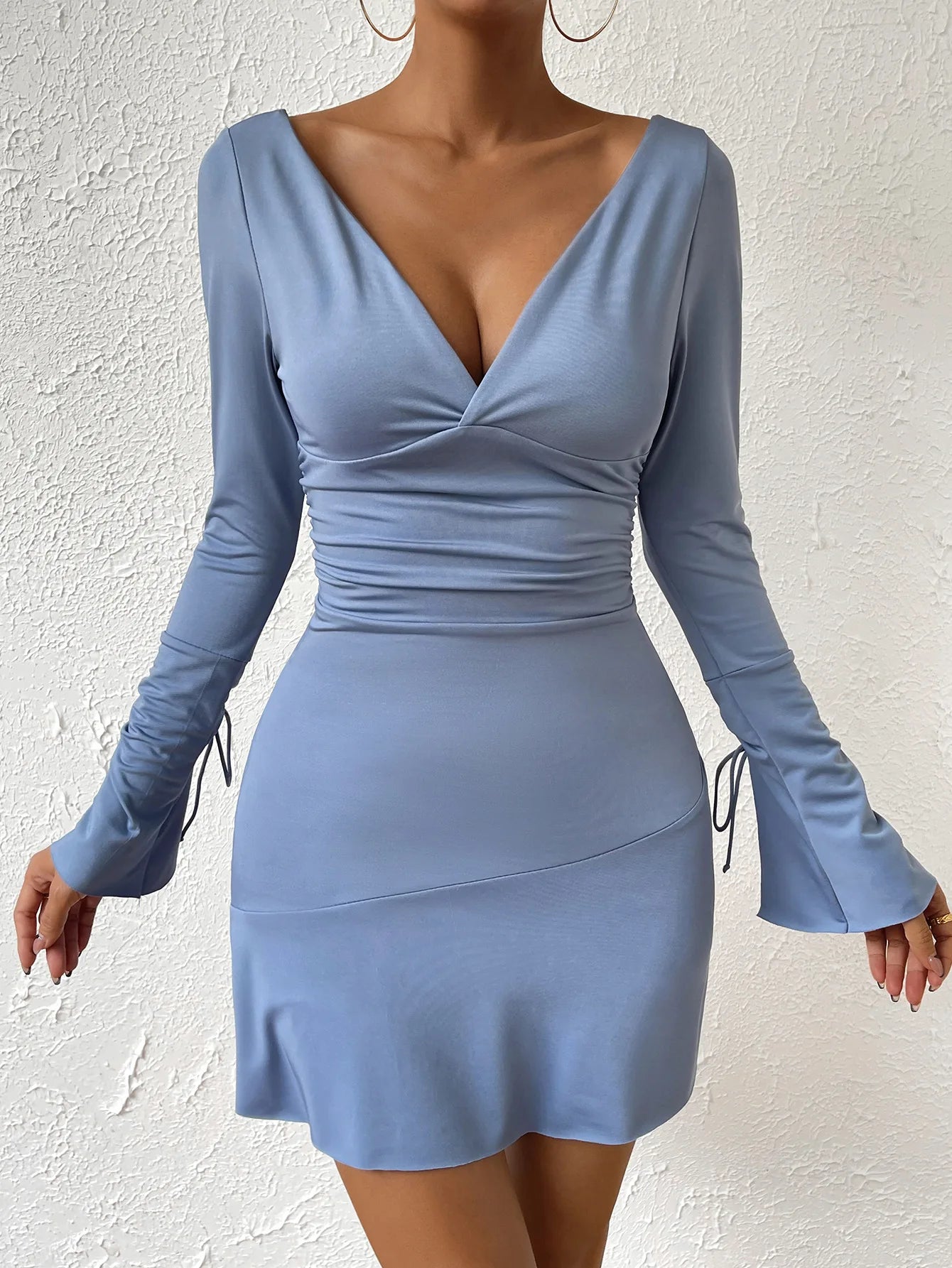 Fair shely sexy v tiefblau kurzes Kleid neue enge Club rücken freie Mini kleider Herbst Langarm Abend party Kleid
