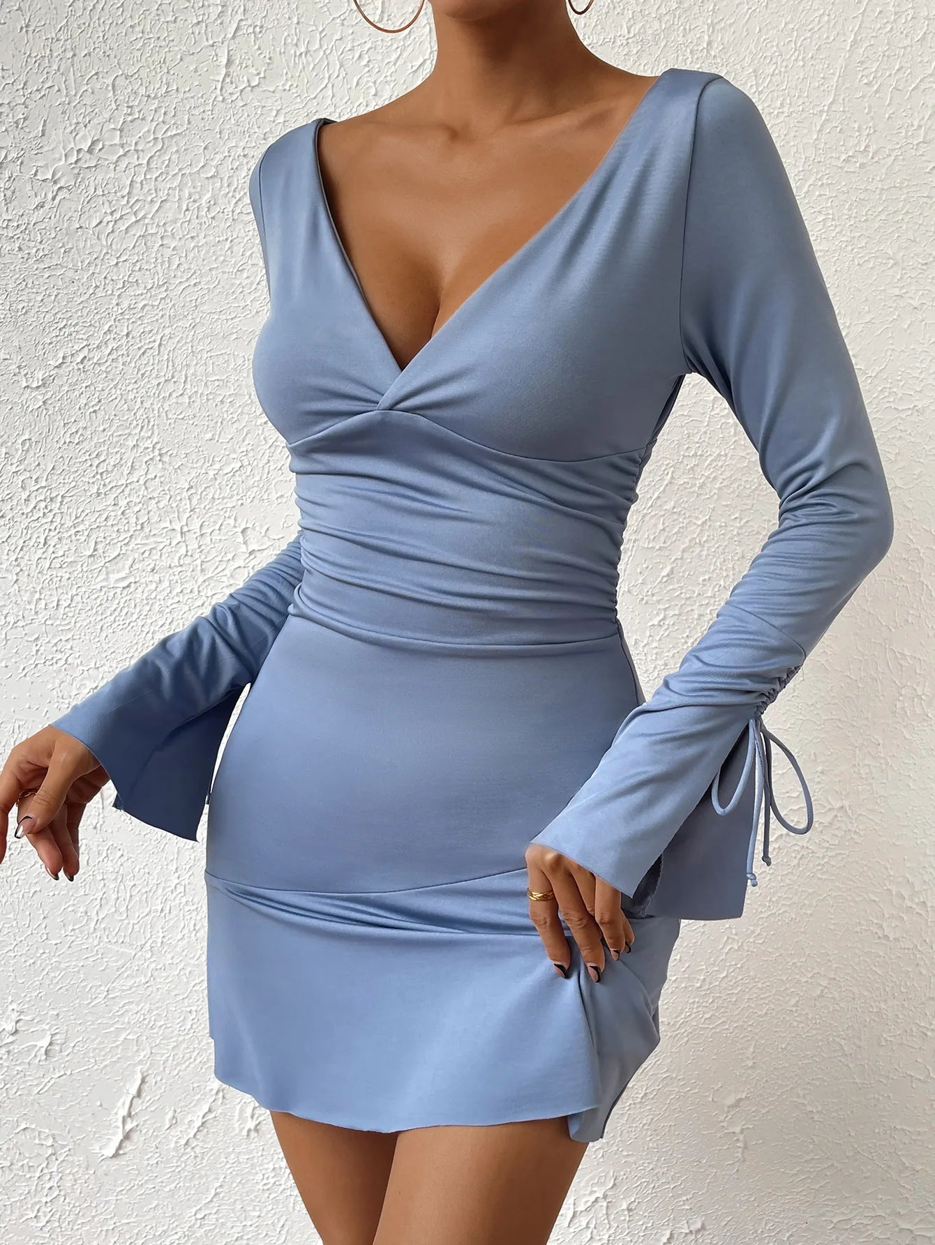 Fair shely sexy v tiefblau kurzes Kleid neue enge Club rücken freie Mini kleider Herbst Langarm Abend party Kleid