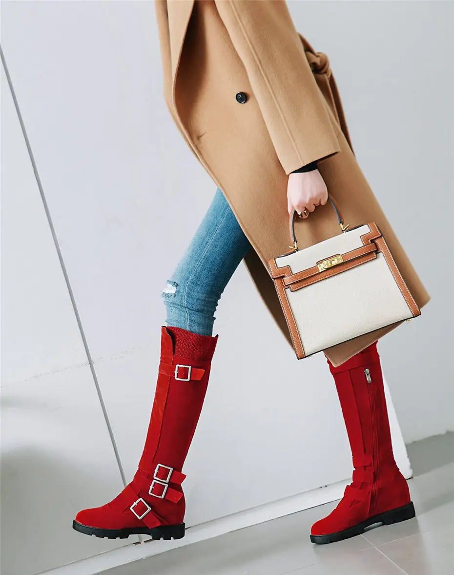 Winter Warme Plüsch Frauen Kniehohe Stiefel Rot Braun Flock Niedrigen Quadratischen Absatz Casual Party Dame Punk Schnalle Zipper Plattform Lange Stiefel