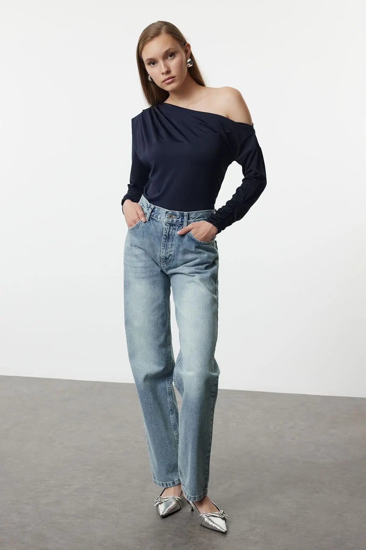 Trendyol TYZA Damen-Jeans, einfarbig, ohne Taschen, gerades Denim, gerades Bein, Gürtel, lässige Jeans, Freizeithose, Denim-Shorts