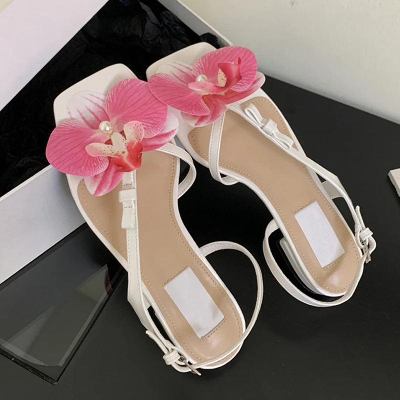 Liyke Römischen Stil Gold Weiß Sandale Für Frauen 2025, Sommer Mode Blumen Clip Toe Zurück Schnalle Damen Schuhe Flache Alias