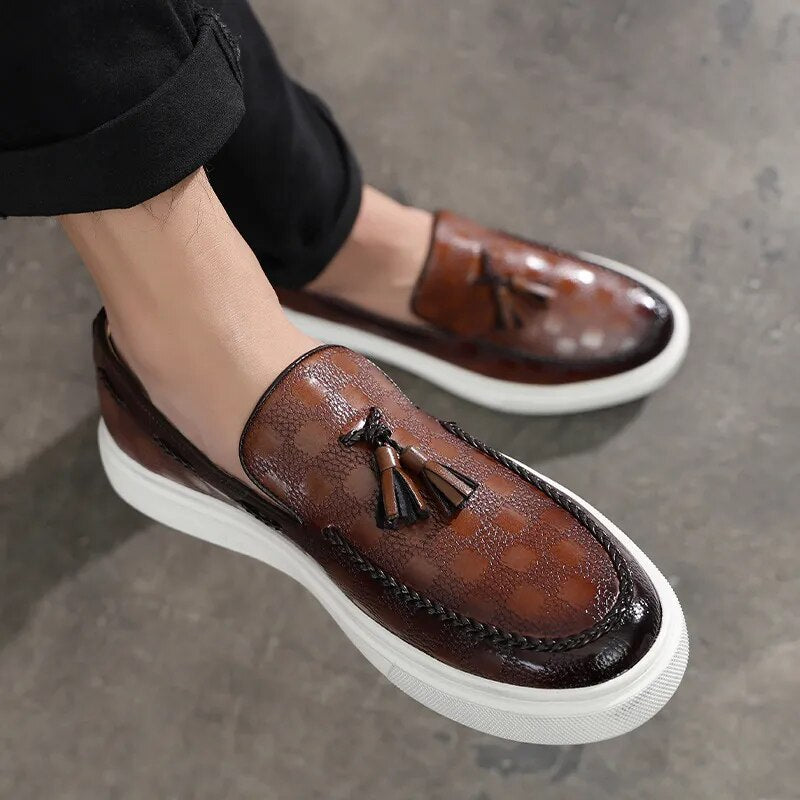 Men's Casual Shoes Fashion Embossed Leather Men Retro British Style Tassels Loafers Mens Slip-on Outdoor Driving Flats