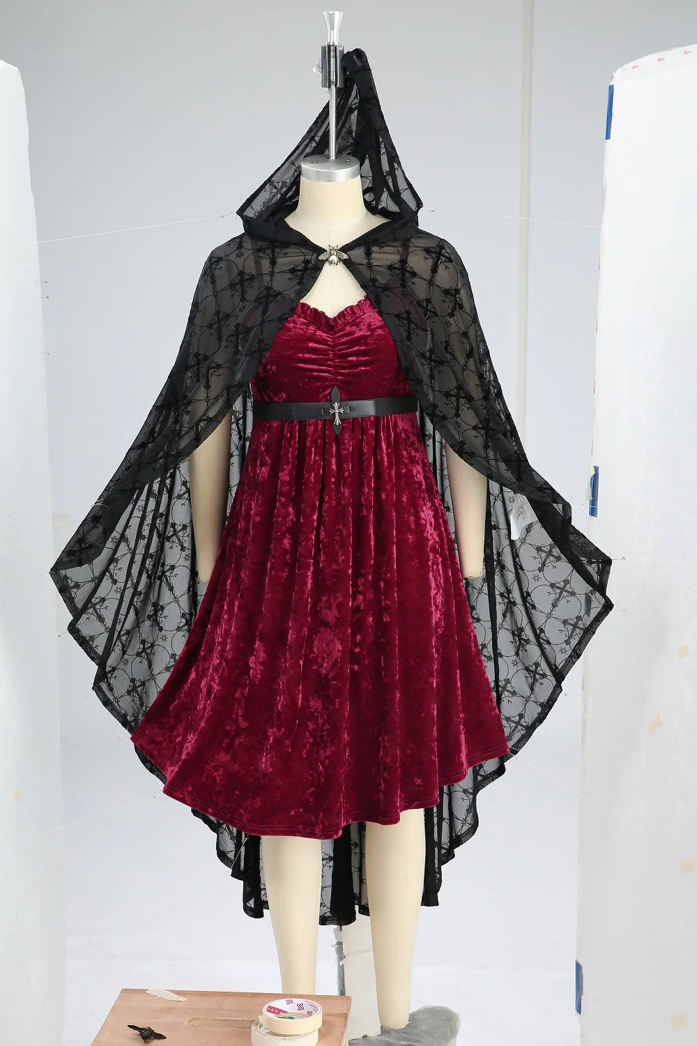 ROSEGAL Damen-Kleid und Umhang in Übergröße mit Gürtel, rote Rüschen, gerüschtes Samt-Cami-Kleid, schwarze Beflockungs-Mesh-Kapuzenponchos