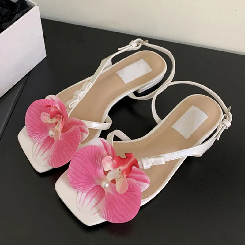 Liyke Römischen Stil Gold Weiß Sandale Für Frauen 2025, Sommer Mode Blumen Clip Toe Zurück Schnalle Damen Schuhe Flache Alias