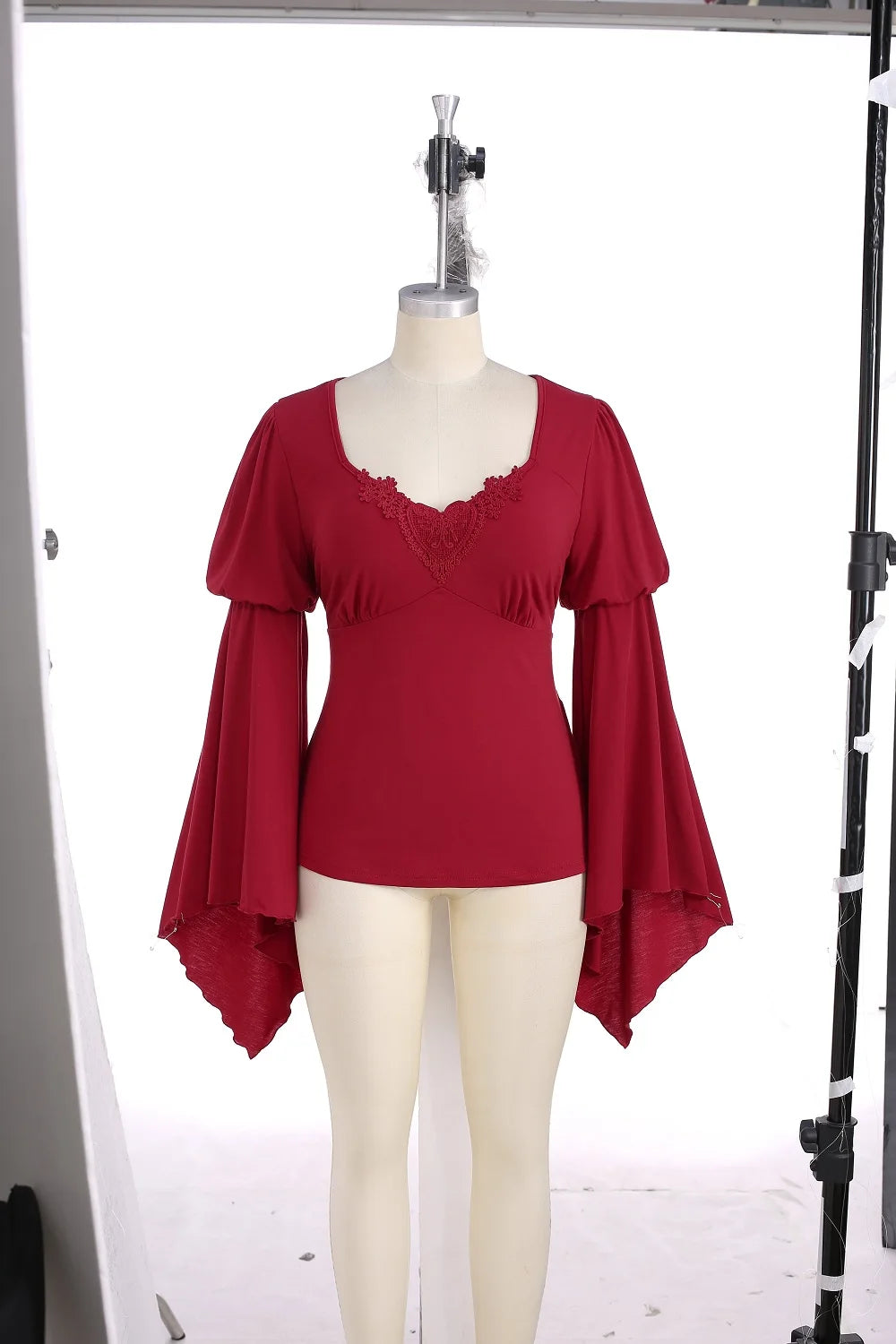 Rosegal Plus Size Gothic Red T-Shirt herzförmige Applikationen geraffte Tops neue Frühling Herbst quadratischen Hals lange Flare Ärmel Blusen