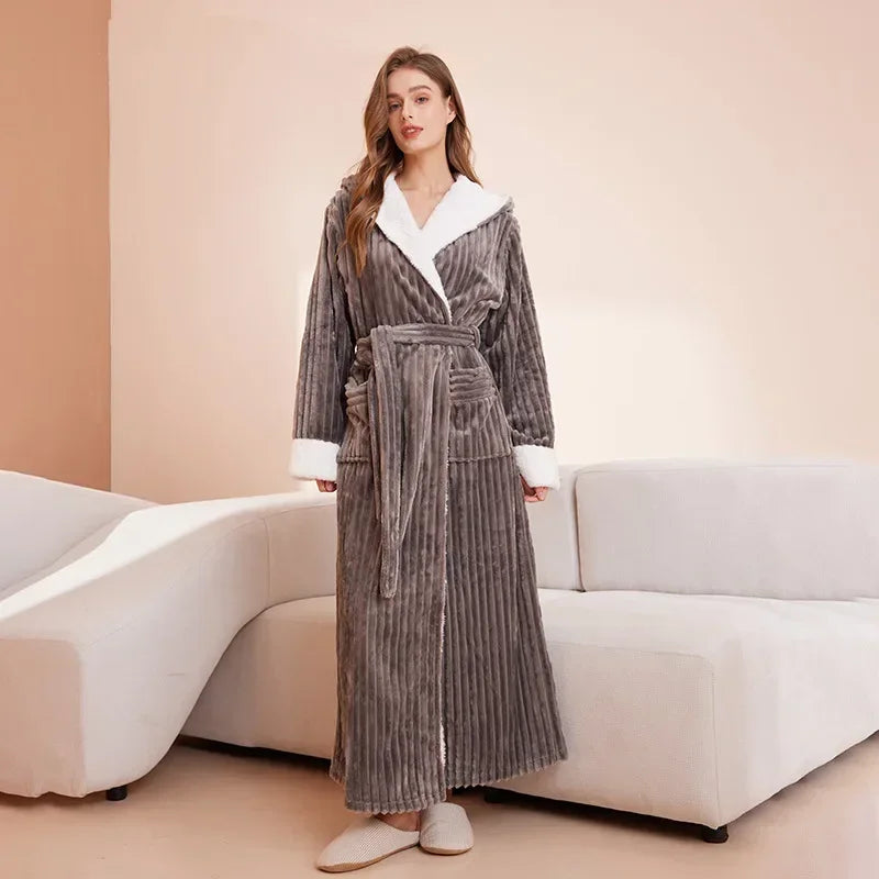 Flanell Hause Kleid Nachtwäsche Verdicken Warme Paar NEUE Patchwork Korallen Fleece Mit Kapuze Robe Lange Bademantel Herbst Winter Lounge Tragen