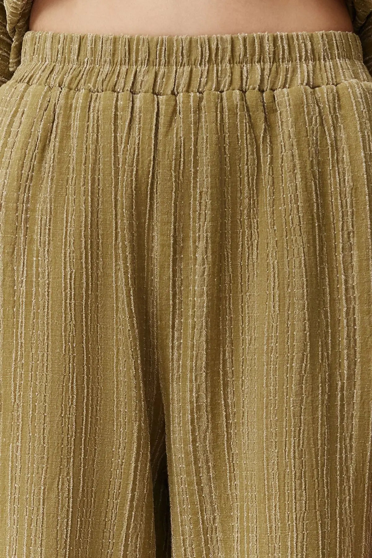 Trendyol TYZA Damen-Hosen und Caprihosen, strukturierte Taille, elastische Crinkle-Stil, gerade Beinhosen und Caprihosen