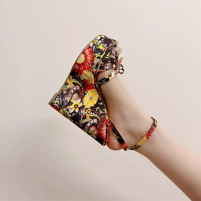 Liyke Modedesign Metall Schmetterling Open Toe Keils andalen für Frauen Blumen Stoff Plattform High Heels Sommer Party Kleid Schuhe