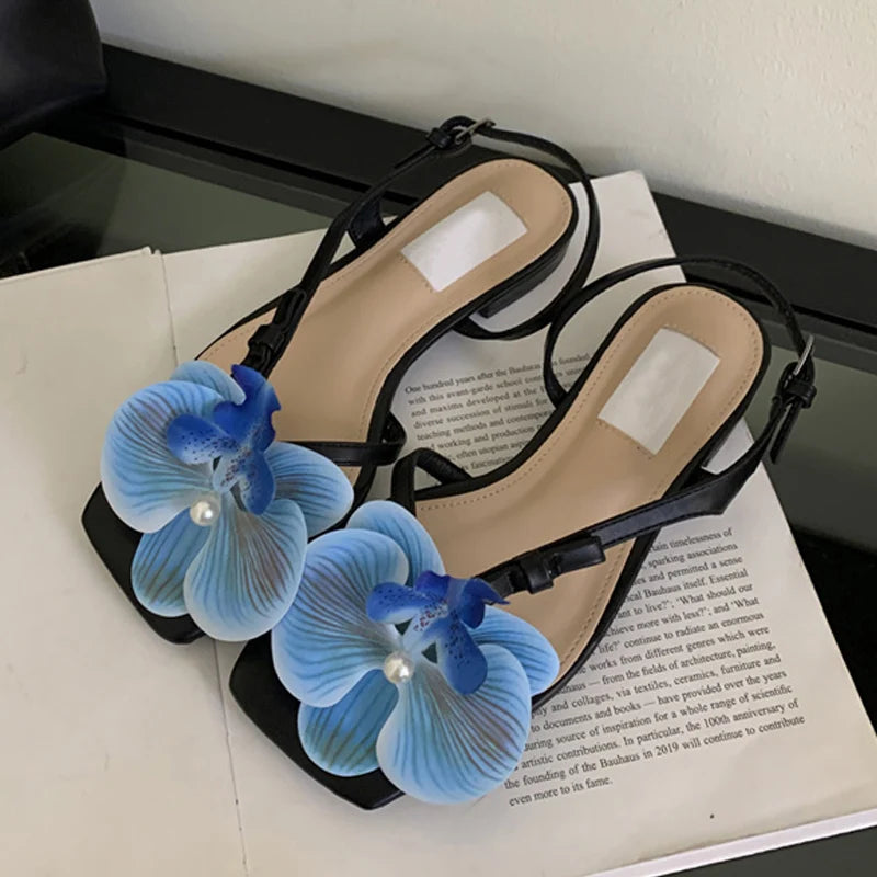 Liyke Römischen Stil Gold Weiß Sandale Für Frauen 2025, Sommer Mode Blumen Clip Toe Zurück Schnalle Damen Schuhe Flache Alias