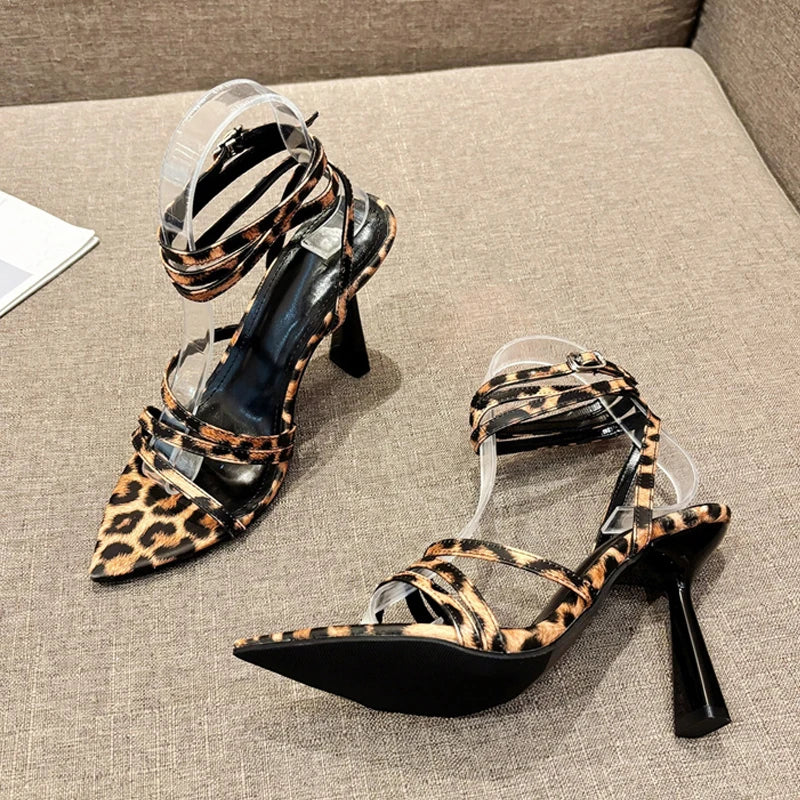 Liyke 2024 neue sexy Sandalen mit Leoparden muster Frauen Sommer spitz offene Zehen Schnalle Riemen Gladiator High Heels Party kleid Schuhe