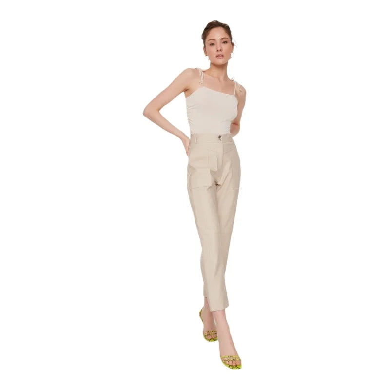 Trendyol TYZA Damen-Hosen und Caprihosen, stilvolle Slim-Fit-Kunstleder-Hosen mit geradem Bein, schlichte Hosen und Caprihosen, modische Slim-Fit