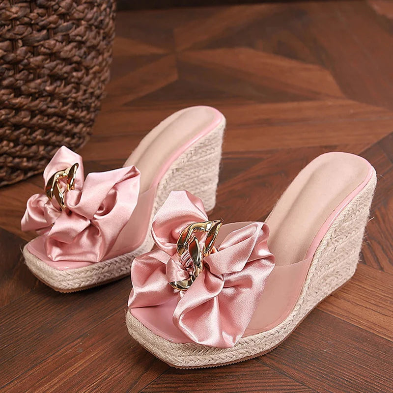 Liyke neue Keile Hausschuhe für Frauen Sommer Mode rosa Schmetterling-Knoten Designer Sandalen Plattform Absätze Größe 46 Damenschuhe