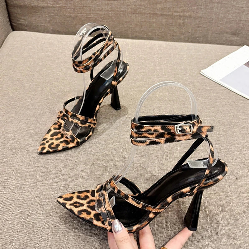 Liyke 2024 neue sexy Sandalen mit Leoparden muster Frauen Sommer spitz offene Zehen Schnalle Riemen Gladiator High Heels Party kleid Schuhe