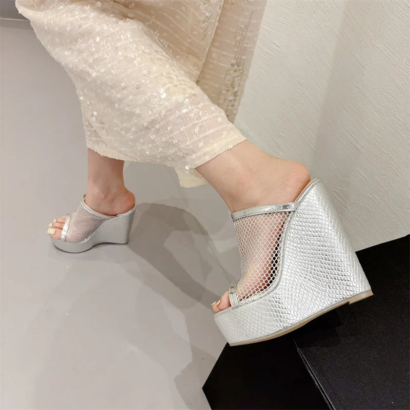 Liyke Sommer atmungsaktive Mesh Damen 14cm Keile Hausschuhe Mode Open Toe Gold Silber High Heels Plateaus andalen Damenschuhe