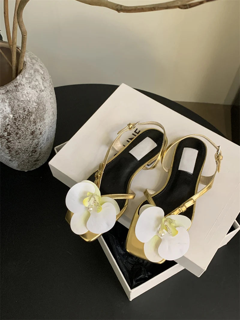 Liyke Römischen Stil Gold Weiß Sandale Für Frauen 2025, Sommer Mode Blumen Clip Toe Zurück Schnalle Damen Schuhe Flache Alias