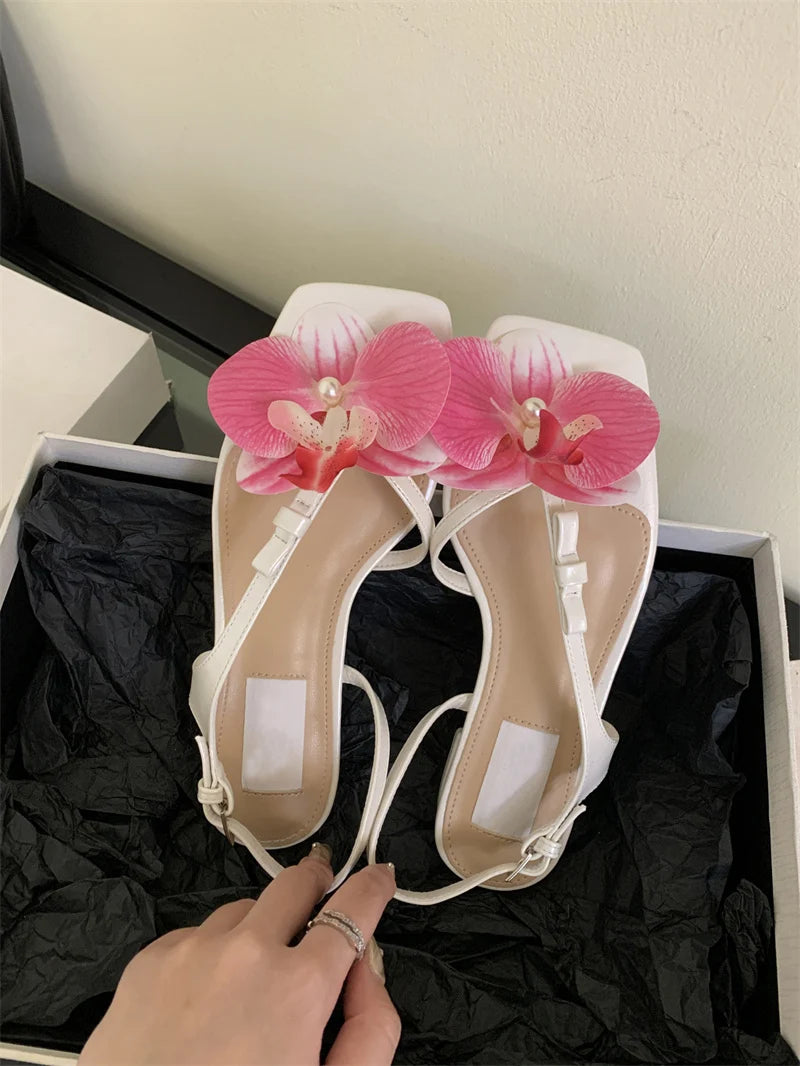 Liyke Römischen Stil Gold Weiß Sandale Für Frauen 2025, Sommer Mode Blumen Clip Toe Zurück Schnalle Damen Schuhe Flache Alias