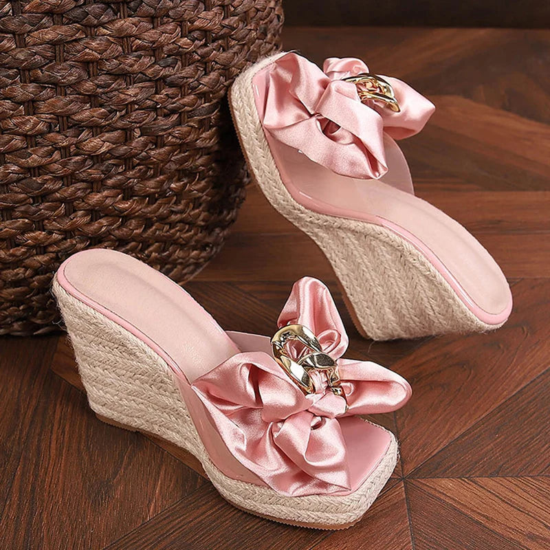 Liyke neue Keile Hausschuhe für Frauen Sommer Mode rosa Schmetterling-Knoten Designer Sandalen Plattform Absätze Größe 46 Damenschuhe