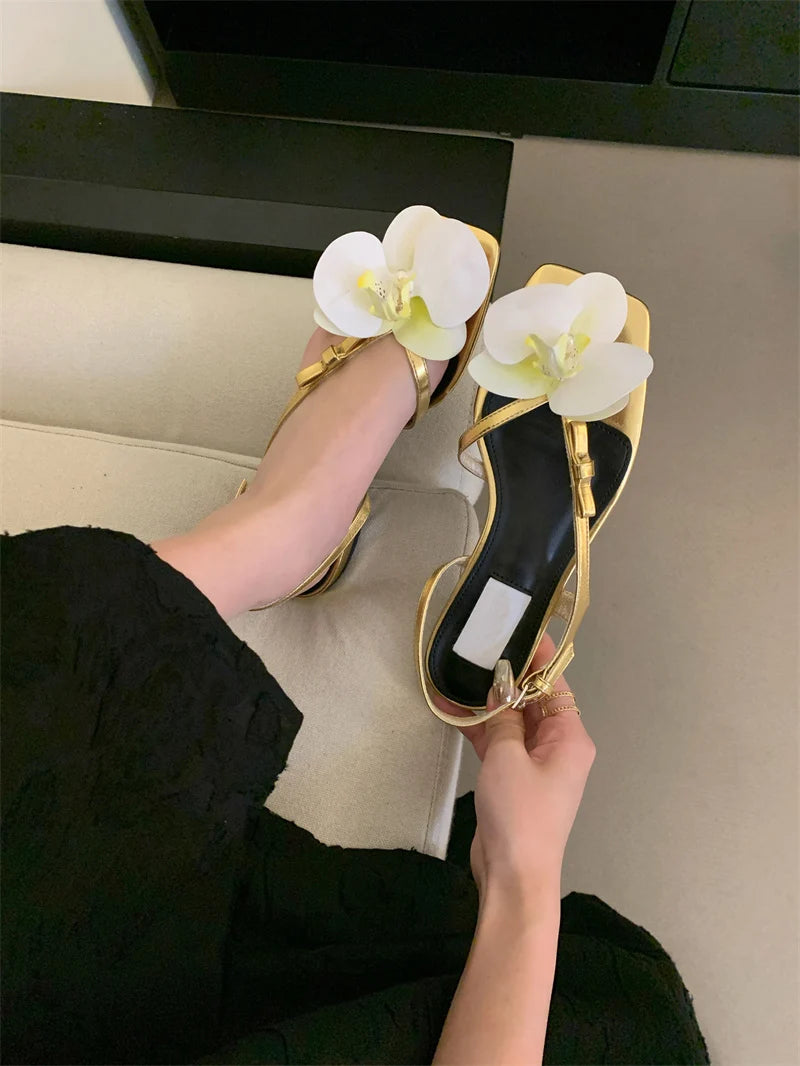 Liyke Römischen Stil Gold Weiß Sandale Für Frauen 2025, Sommer Mode Blumen Clip Toe Zurück Schnalle Damen Schuhe Flache Alias