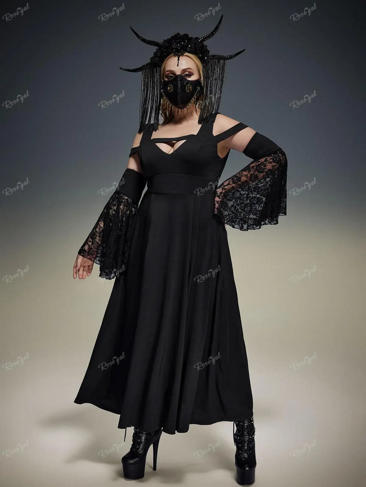 Rosegal Plus Size Gothic lange Kleider schwarze Blume Spitze Flare Ärmel kalte Schulter Streifen Panel geraffte knöchel lange Party kleid