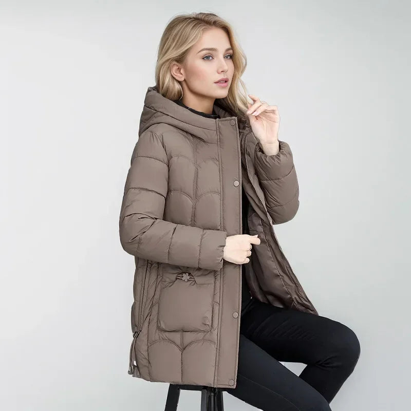 2024 Winter Damen Daunen Baumwolle warme Mäntel neue stilvolle Midi-Länge Kapuze leichte gepolsterte Parkas Taschen lose Jacke weiblich