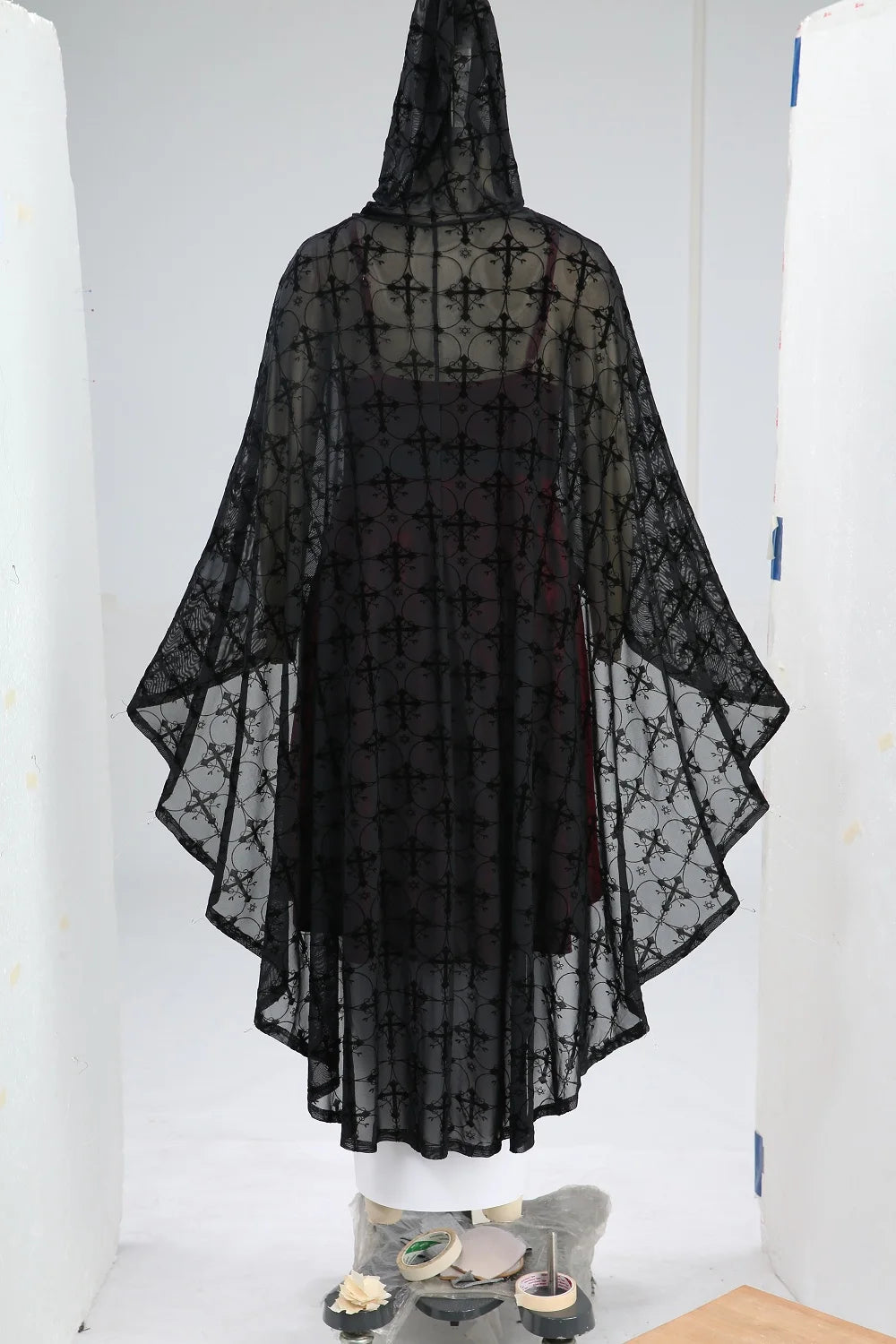 ROSEGAL Damen-Kleid und Umhang in Übergröße mit Gürtel, rote Rüschen, gerüschtes Samt-Cami-Kleid, schwarze Beflockungs-Mesh-Kapuzenponchos