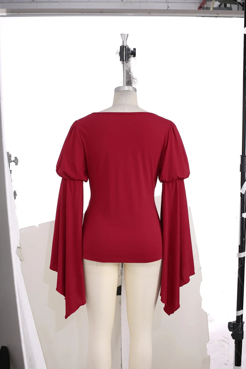 Rosegal Plus Size Gothic Red T-Shirt herzförmige Applikationen geraffte Tops neue Frühling Herbst quadratischen Hals lange Flare Ärmel Blusen