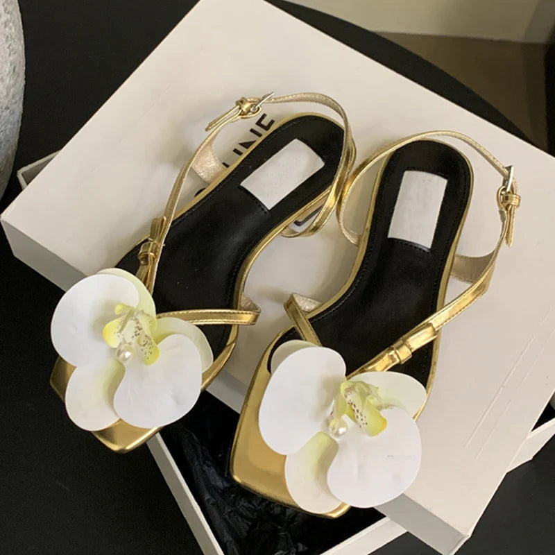 Liyke Römischen Stil Gold Weiß Sandale Für Frauen 2025, Sommer Mode Blumen Clip Toe Zurück Schnalle Damen Schuhe Flache Alias